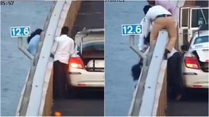 X/@PTI_News : Screengrabs from the viral CCTV footage from Atal Setu | 